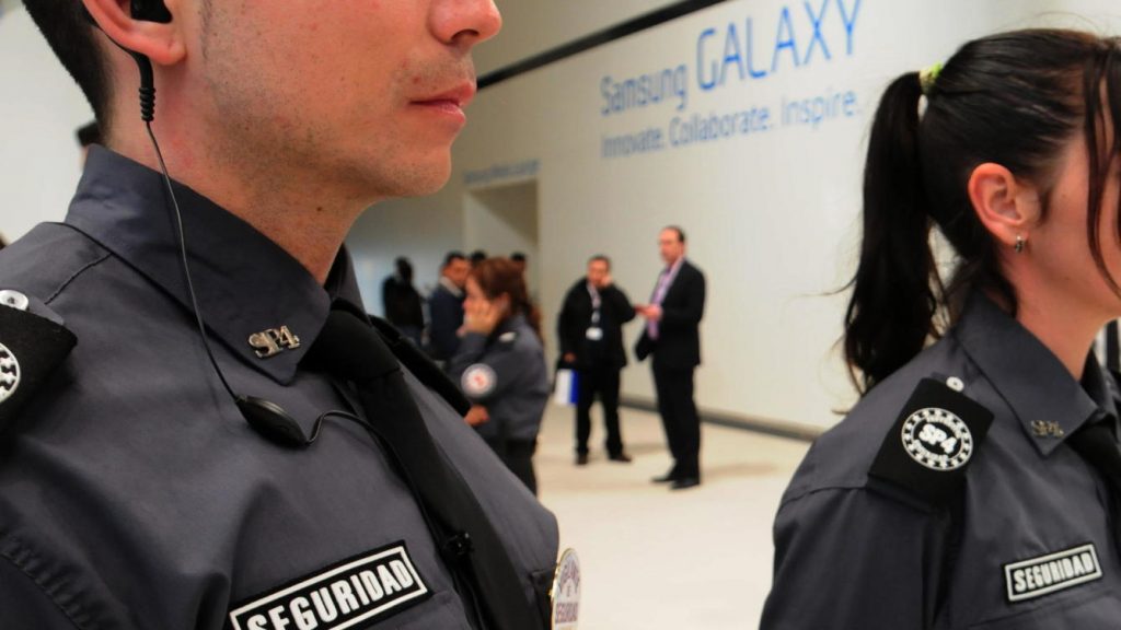 Dos vigilantes de seguridad durante su jornada laboral