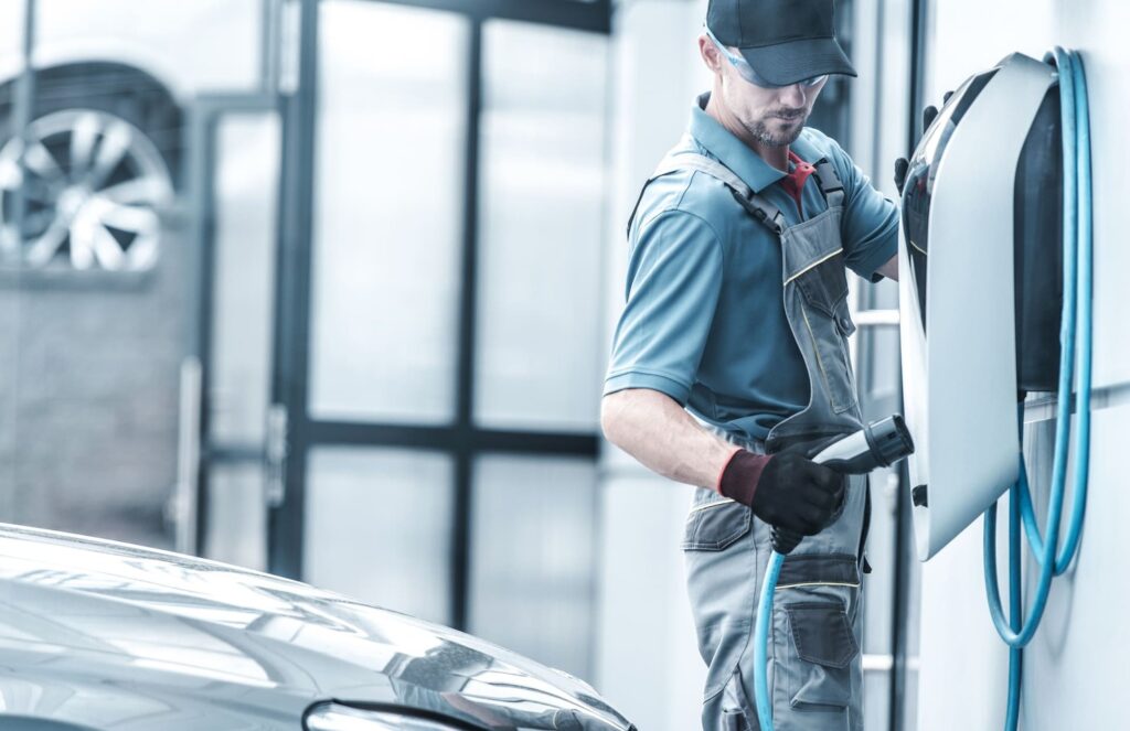 Profesional instalando un punto de carga para vehículos eléctricos