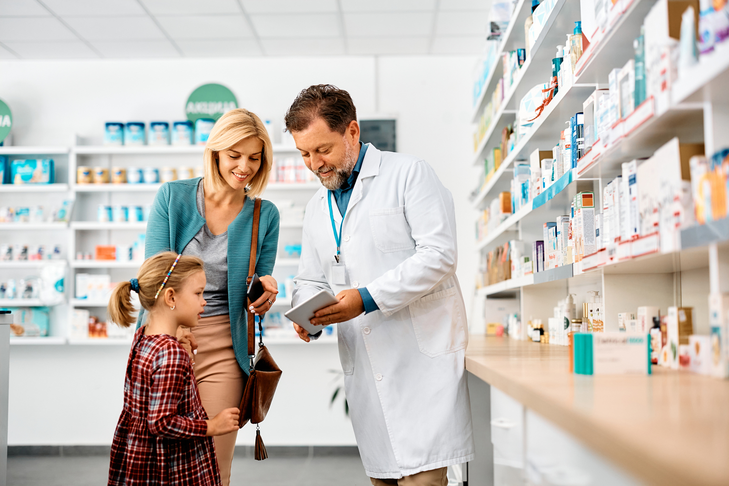 Auxiliar farmacia explicando fármacos