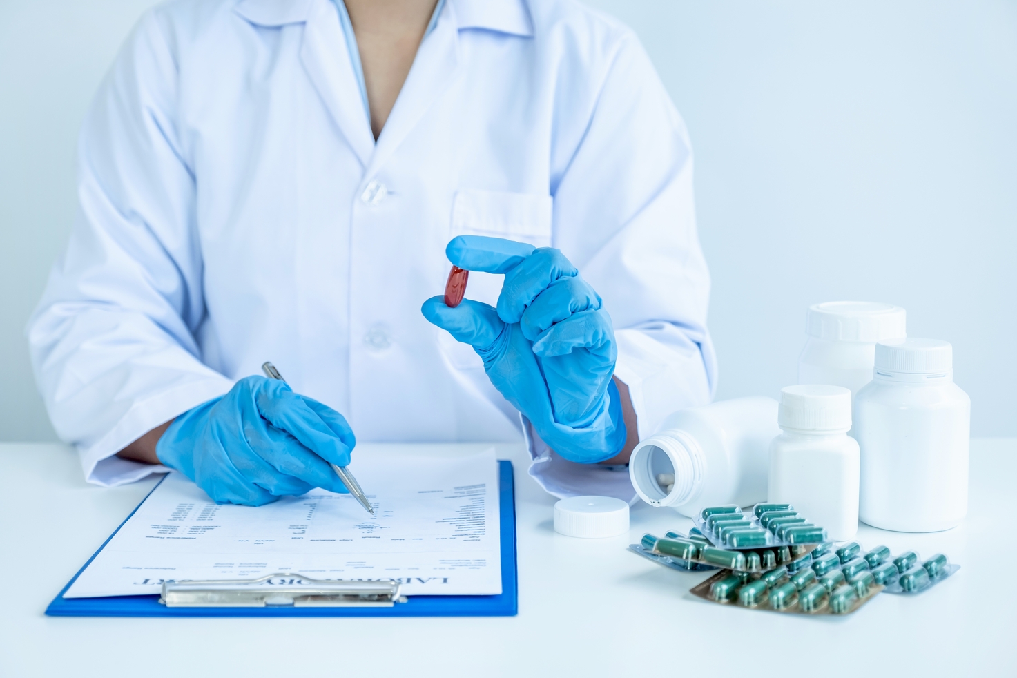 Auxiliares de farmacia y parafarmacia investigando fármacos