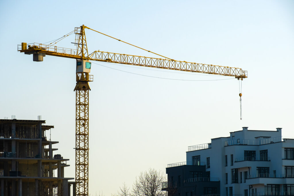 El operador de grúa torre en la construcción