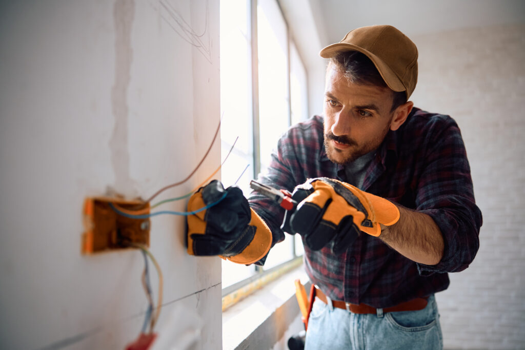 Profesional electricista durante el desempeño de tu actividad laboral